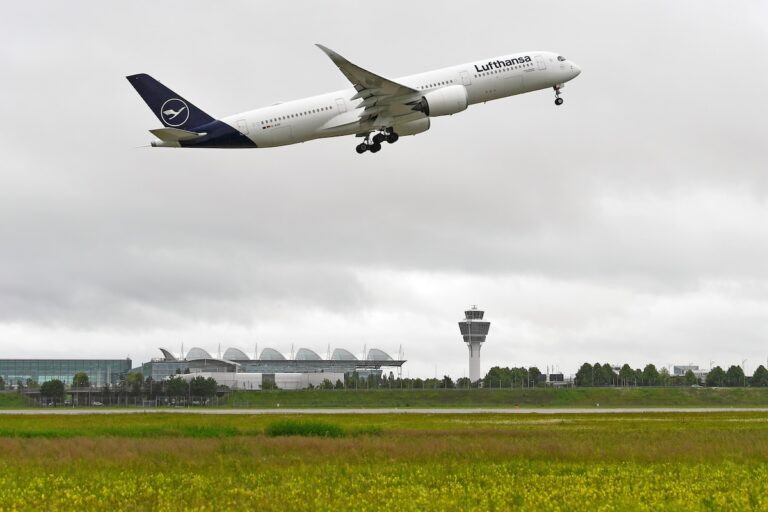 Lufthansa flies from Munich to Seattle for the first time