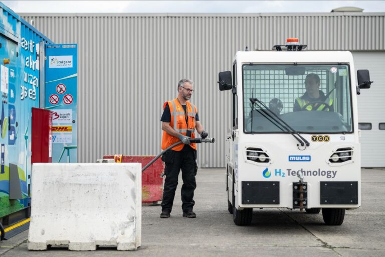 Pilot mission with mobile hydrogen refuelling position and hydrogen tractor at Brussels Airport – Air Cargo Week